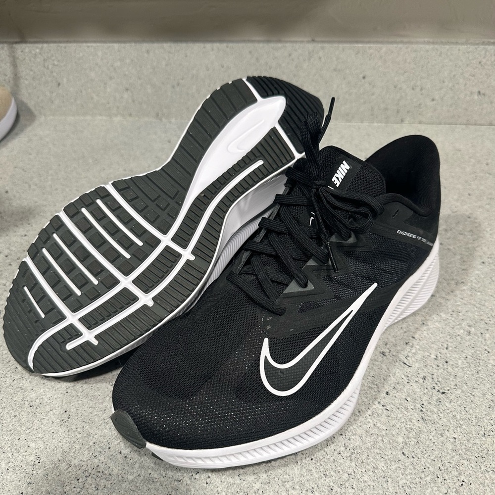 Never been Used! Men’s Nike Black/White Tennis Shoes